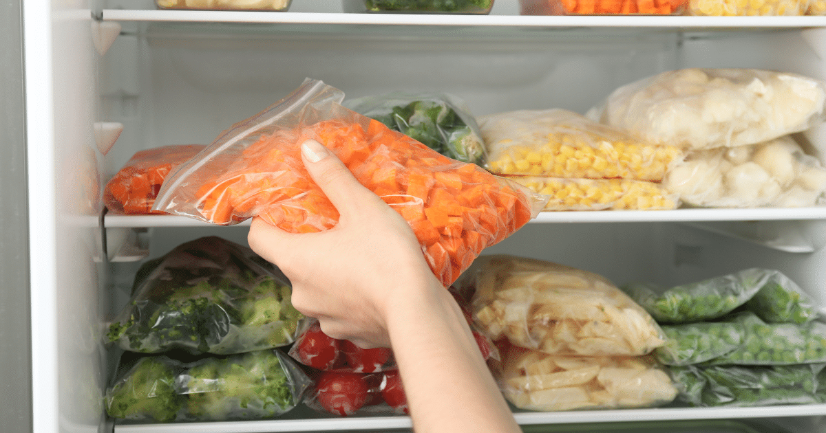 การจัดเตรียมตู้เย็นให้เหมาะสมเป็นสิ่งสำคัญที่จะช่วยให้เราสามารถเก็บรักษาอาหารได้อย่างยาวนาน ในบทความนี้เราจะสำรวจถึงเคล็ดลับต่าง ๆ